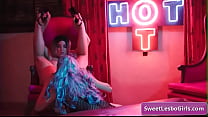 Потрясающие лесбиянки с большими сиськами Алексис Фоукс и Анджела Уайт в сексуальном нижнем белье лижут киски и трахают пальцами их мокрые дырочки
