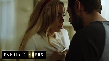 (Эйден Эшли) испытывает множественные оргазмы во время езды на члене сводного брата (пистолет Томми) - Family Sinners