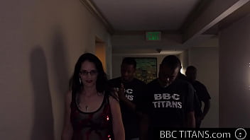 BBC PAWG Hotwife Christina Interracial DP Gangbanged par BBC Titans Crew