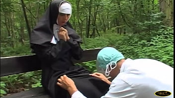 No cemitério, uma freira não se deixa levar por um médico que passa