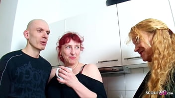 Madura ama de casa alemana le da a su marido su primer trío FFM en la cocina