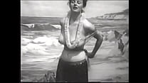 Игривая дама с большими дынями снимает гавайский наряд и показывает круглую попку на пляже
