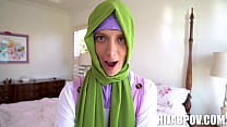 Hijab piccola Izzy Lush che infrange le regole