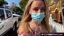 Girls Out West - сексуальная блондинка мастурбирует игрушкой ее задницу и трет ее пизду