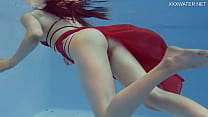 プールで裸になるマーファかわいいロシアのポルノスター