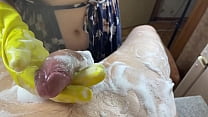 Моя горячая домохозяйка мыла мой член на кухне, пока я не кончил