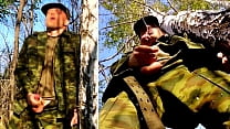 Russischer SOLDAT mit großem SCHWANZ auf Militärmission im Wald schießt seinen Schwanz mit Sperma auf Gegner