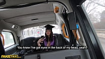 Melany Mendes, une fausse diplômée de l'université de taxi, enlève sa robe