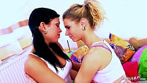 Zwei schlanke Teens bei ihrem ersten Lesben Sex mit Dildo