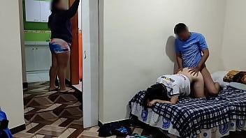 Мой сосед и я трахаемся тайком от моей жены рогоносца, она убирает и мы делаем это так, чтобы она нас не видела, как приятно засунуть мой большой член в моего соседа