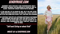 Sindy Rose auto fisting anale e prolasso sul campo di grano