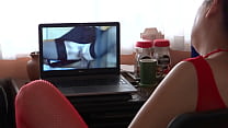 Зрелая мама мастурбирует смотря порно, пока пасынок снимает ее и дрочит