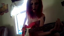 MellTheMilf joue de la guitare basse nue avec des mamelons allongés sur ma basse