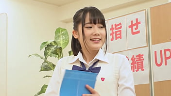 https://bit.ly/33KBRbi "Schau nicht hin ... Pipi leckt ..." Ein Mädchen in Uniform, das das Vergnügen der Inkontinenz in einer Toilette im japanischen Stil nicht ertragen kann und von a . mit Diuretika und Aphrodisiaka versorgt wird Au