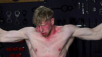 El joven y caliente jock Jesse Stone sentenciado a la dominación total en una mazmorra BDSM - DreamBoyBondage.com