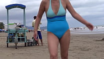 Bella madre latina si esibisce in spiaggia in bikini, si masturba prima di scopare con l'amico del figliastro