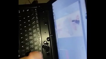 삼인조 안장이 놓여 있지 않은 항문 섹스. 뜨거운 단 정치 못한 여자 도착 엿 단단한