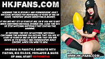 Сексуальная игрок Hotkinkyjo с огромным мячом для регби в ее заднице, анальным зиянием и пролапсом