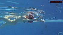 Desfrute de Lina Mercury e Mia Ferrari nadando nuas