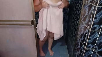 मेरी सौतेली माँ की जासूसी करते हुए जब वह नहा रही होती है जब मैं अंदर आती हूँ तो वह मुझसे उसे सुखाने में मदद करने के लिए कहती है इससे मेरा लंड चूसता है