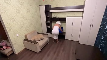 madrastra quería lidiar con la televisión y recibió una polla en el culo de su hijo