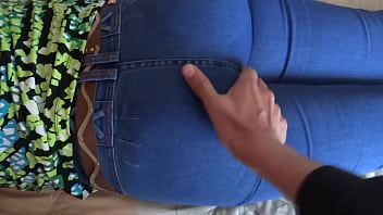 Madre latina di 58 anni che mostra il suo culo grosso in jeans e perizoma per far masturbare il figliastro