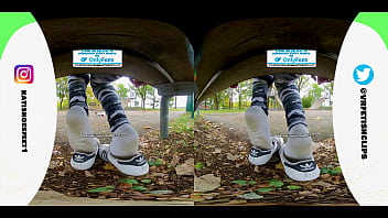 [VR180 - 3D] Dziewczyna w spoconych adidasach adidas i całkowicie brudnych śmierdzących skarpetkach śmierdzące stopy i liżące jej buty