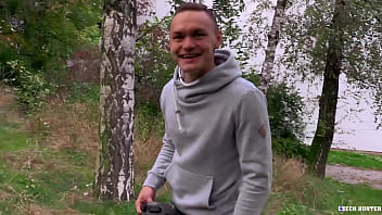 Сексуальный твинк не может позволить себе починить свою машину, соглашается пробурить его задницу за деньги - BigStr