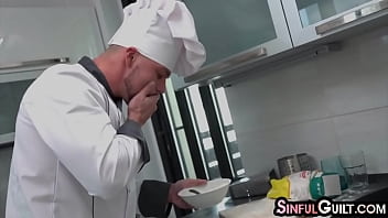 Bigtit bellezza succhia il cazzo di chef poi dickrides in cucina