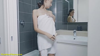la sua prima grande esperienza con un dildo anale sotto la doccia