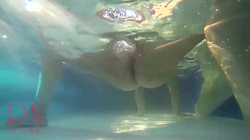 수중 보지 쇼. Mermaid 운지법 수음 우아하고 유연한 아기, 야외 수영장에서 수중 수영.  비키니 수영복을 입은 걸레. 암캐는 뱀처럼 물속에서 꿈틀거리며 엉덩이와 성기를 보여줍니다. 수중에서 멋진 섹스를 하고 싶어요! 이것은 매우 아름다운 비디오입니다. 수중 카메라.