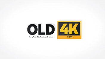 OLD4K。ナチュラルティットのハッシーは、優しいギーザーで熱い二人組を持っています