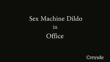 Máquina de sexo vibrador no escritório