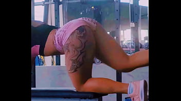 Fitness Teen trenuje duży brazylijski tyłek napalone dildo na siłowni wielki kutas - Sexdoll 520