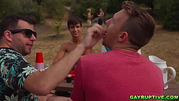 Gayruptive.com - Elliot Finn se connecte avec le gars hétéro Riley Mitchel lors de la fête de retour des fils de Riley. Une chose en entraînant une autre et bientôt les deux hommes baisent !