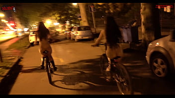 Sissi und Melody fahren mit Naked Bikes durch die Straßen der Stadt