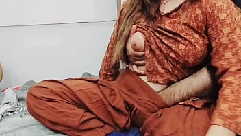 Belle-mère pakistanaise chevauchant l'anal sur son mari cocu pendant qu'elle coupe des légumes avec une voix hindi claire et très chaude