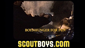 ScoutBoys-セクシーな毛むくじゃらのスカウトマスターが誘惑し、コンドームをつけないスムーズなボーイスカウト
