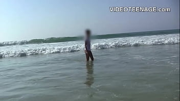 schöne Teenager-Mädchen nackt am Strand