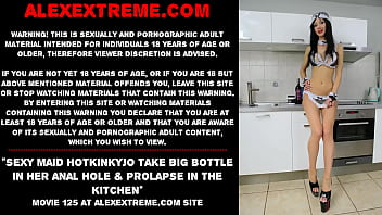 Сексуальная горничная Hotkinkyjo принимает большую бутылку в свою анальную дырку и пролапсирует на кухне