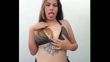 kvinde i lingeri onanerer og viser sine balder og bryster nøgne