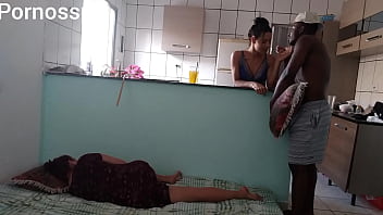 пока моя жена дерется со мной с одной стороны я трахаю ее подругу с другой