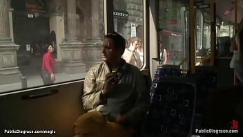 Beauté européenne nue dans un bus public