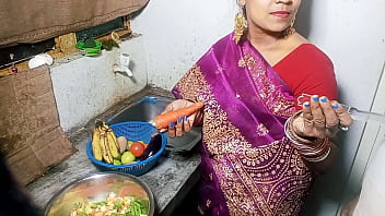 Sexy Bhabhi baisée en cuisinant dans la cuisine le matin XXX Kitchen Sex