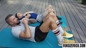 FunSizeFuck.com - Дольфу Дитриху нравится чувствовать, как молодой парень скачет на его огромном члене. Кто не присоединится к Маркусу Риверсу и Дольфу Дитриху к утренней зарядке? Конечно, это лучше всего с некоторым поворотом анального секса.