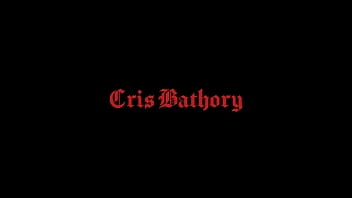 Cris Bathory haciendo un fetiche de esmoquin amateur muy sabroso para sus fans