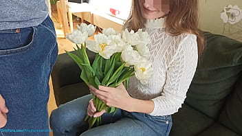Подарил ей цветы и молодуха согласилась на секс, накончал молодую женщину после секса минетом ProgrammersWife