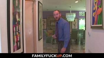 FamilyFuckUp.com - милая девушка пошла пописать и обнаружила, что ее папа дрочит с ее телефоном, Giselle Leon