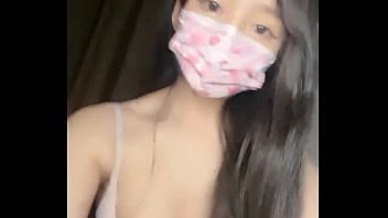 Chica asiática tocándose