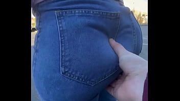 Маму с большой мягкой задницей нащупывают в джинсах